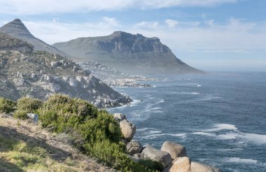 Okyanus kıyısında Cape Peninsula 'nın batı kıyısında Ferrero' nun bakış açısından, Cape Town, Batı Burnu, Güney Afrika 'dan parlak yaz ışığında çekilmiş manzara.