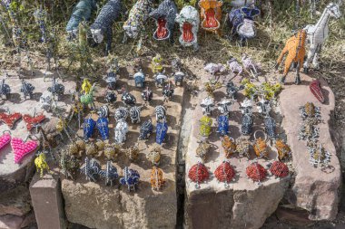 Cape Town, Batı Cape, Güney Afrika 'da Chapman' s Drive 'da çekilen küçük renkli el işi hayvanların satışı.