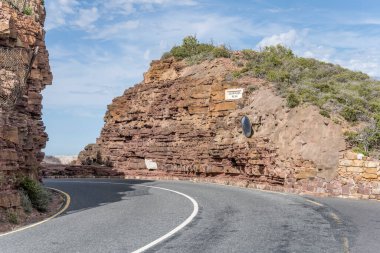 Chapmans tepesinde bükücü yolu olan manzara, parlak yaz ışığında çekilmiş Cape Town, Batı Burnu, Güney Afrika