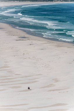 Atlantik Okyanusu 'ndaki Kommetje' de, Long Beach 'in beyaz kumları üzerinde, Cape Town, Batı Burnu, Güney Afrika' da, parlak yaz ışığında çekilen manzara.