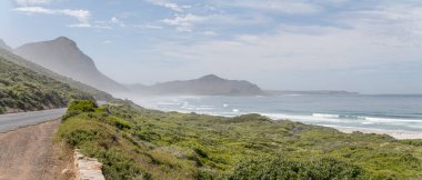 Misty Cliffs 'de Atlantik Okyanusu' nun yeşil kıyısında deniz sisli, Cape Town, Western Cape, Güney Afrika 'da çekilen yol...