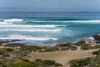 Maclear Sahili 'nde Atlantik Okyanusu' nun dalgalarıyla dolu bir manzara, parlak yaz ışığında Cape Town, Batı Burnu, Güney Afrika