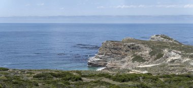 Cape Point 'te kayalık manzaralı, parlak yaz ışığında çekilmiş, Cape Town, Batı Burnu, Güney Afrika