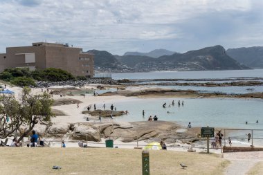CAPE TOWN, 11 Ocak 2023, Simons Town 'daki Boulders plajı penguenler ve insanlar tarafından paylaşılan şehir manzarası, 11 Ocak 2023' te Cape Town, Batı Cape, Güney Afrika 'da parlak yaz ışığında çekildi.