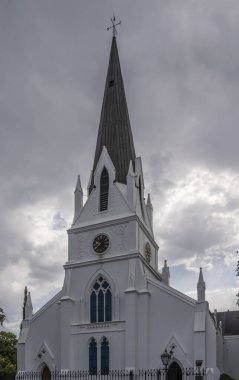 Açık bulutlu yaz ışığında çekilen Afrika Hollandalı kilise cephesi Stellenbosch, Batı Burnu, Güney Afrika