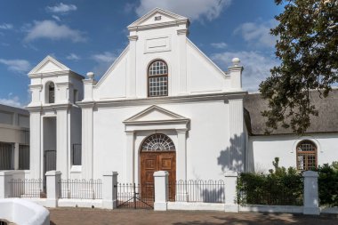 Ren kilisesi cephesi ve çan kulesiyle şehir manzarası, parlak yaz ışığında çekilmiş Stellenbosch, Batı Burnu, Güney Afrika