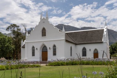 Hollanda Reform Kilisesi ile şehir manzarası, parlak yaz ışığında çekilen, Franschhoek, Batı Burnu, Güney Afrika