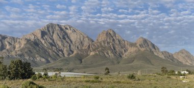 Audensberg dik aralığında manzara, Brandwatch, Worcester, Western Cape, Güney Afrika 'da parlak yaz ışığında çekildi.