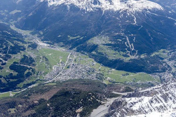Luftaufnahme Des Touristischen Bergdorfes Bormio Und Seines Tals Aus Einem — Stockfoto
