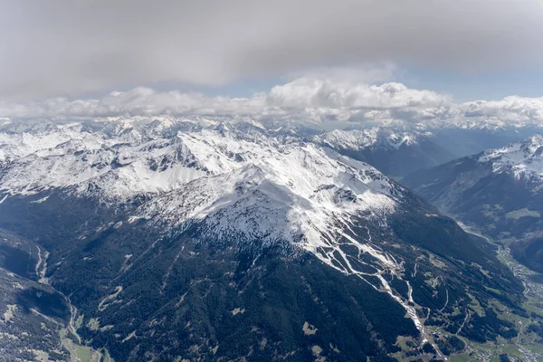 意大利桑德罗 索伯瑞塔和瓦莱凯塔山峰的滑翔机上的空中景观 在明亮的春光中从西边射来 — 图库照片