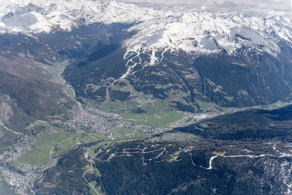 Εναέριο Τοπίο Από Ένα Ανεμόπτερο Αεροπλάνο Του Τουριστικού Ορεινού Χωριού — Φωτογραφία Αρχείου