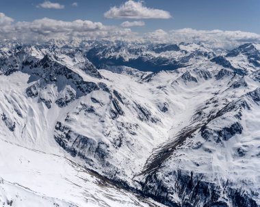 Campo Vadisi ve tepesindeki bir planör uçağından batıya doğru parlak bahar ışığı altında çekilen hava manzarası, Poschiavo, İsviçre
