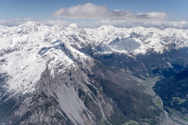 Hava manzarası, bir planör uçağından, Reit tepe aralığından, batıdan parlak bir bahar ışığı ile çekildi, Sondrio, İtalya