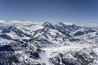 Bernina Geçidi 'ndeki Bianco Buzlu Gölü' nün planörlü uçağından, doğudan çekilen hava manzarası, parlak bahar ışığı, Poschiavo, İsviçre