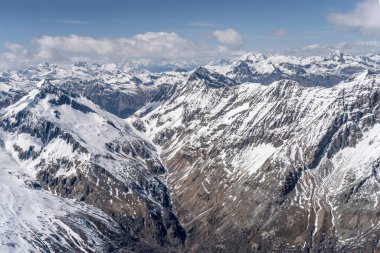 Bernina bölgesindeki Muretto dağ geçidinin planörlü uçağından çekilen hava manzarası. Parlak bahar ışığı altında güneyden çekilen Sondrio, İtalya.