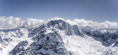 Hava manzarası, Disgrazia zirvesi ve aralığındaki planörlü bir uçaktan, kuzeyden parlak bir bahar ışığı ile çekildi, Sondrio, İtalya