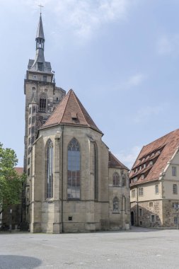 Tarihi Stiftskirche kilisesi manzaralı şehir manzarası. Stuttgart, Baden Wuttenberg, Almanya 'da parlak bahar ışığında çekildi.