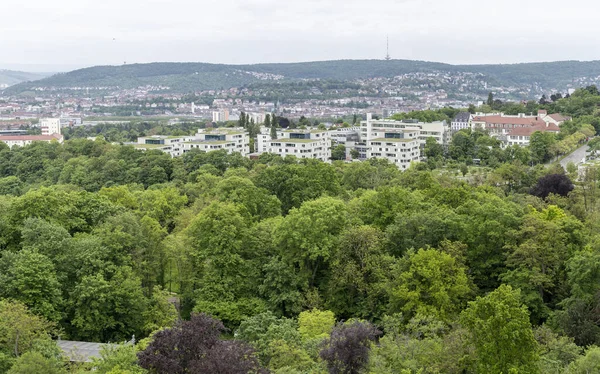 空中全景城市景观 城市公园的绿色茂密的植被和它以外的东部社区 在德国巴登Wuttenberg市Stuttgart市公园塔明亮的云彩春光中拍摄 — 图库照片