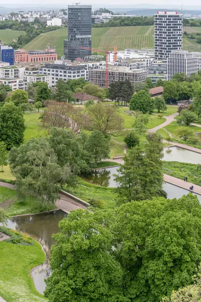 Stuttgart Germany Mayıs 2023 Modern Binalarla Çevrili Şehir Parkının Yeşil — Stok fotoğraf
