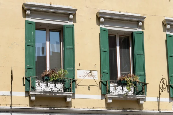 Detail Traditioneller Fenster Und Fensterläden Eines Alten Hauses Aufgenommen Hellem — Stockfoto