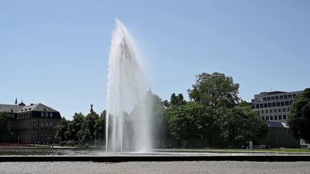Cityscape Tall Water Jet Its Ending Fountain New Castle Pond — Stock Video