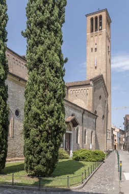 Treviso, Veneto, İtalya 'da parlak ışıkta çekilen San Francesco kilise çan kulesi manzarası