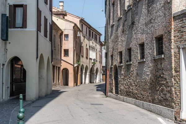 Pejzaż Miejski Starymi Domami Zgiętej Ulicy Nakręcony Jasnym Świetle Treviso — Zdjęcie stockowe