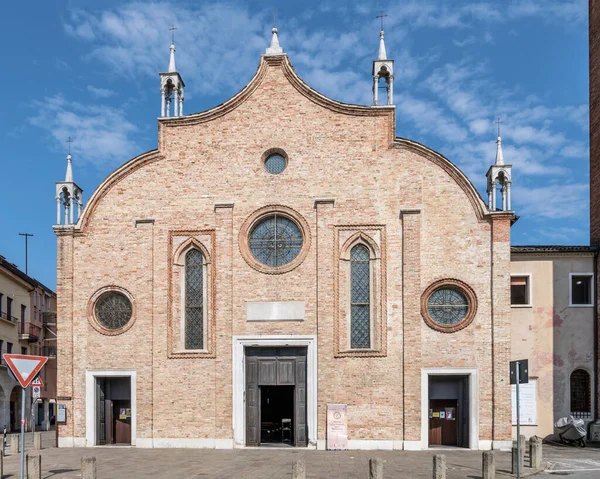 イタリアのヴェネト州トレヴィーゾで明るい光の中で撮影されたサンタ マリア マッジョーレ教会のファサードの眺め — ストック写真