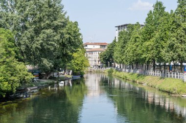 Sile nehri ve yeşil setlerle dolu şehir manzarası, Treviso, Veneto, İtalya 'da parlak ışıkta çekildi.