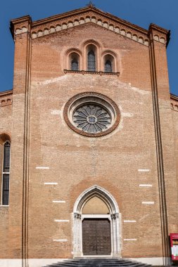 San Nicolo kilise cephesi manzarası, Treviso, Veneto, İtalya 'da parlak bir ışık altında çekildi.