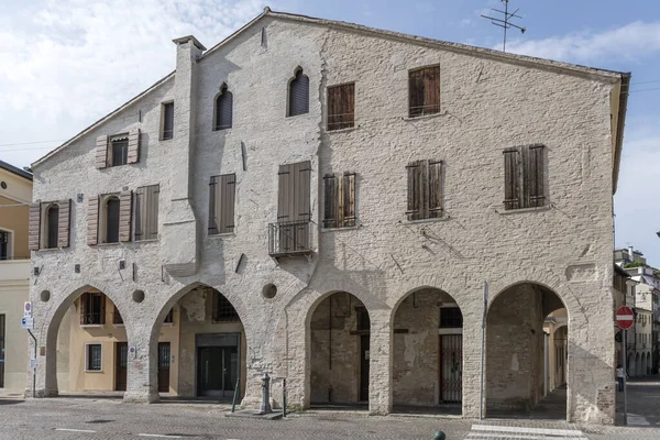 Pejzaż Miejski Zabytkowym Budynkiem Zadaszonym Deptaku Nakręcony Jasnym Świetle Treviso — Zdjęcie stockowe