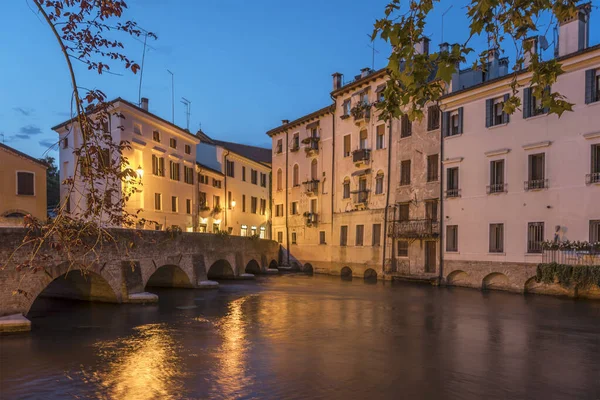 Malowniczy Pejzaż Miejski Starymi Fasadami Lampkami Nocnymi Murowanym Mostem Kanale — Zdjęcie stockowe