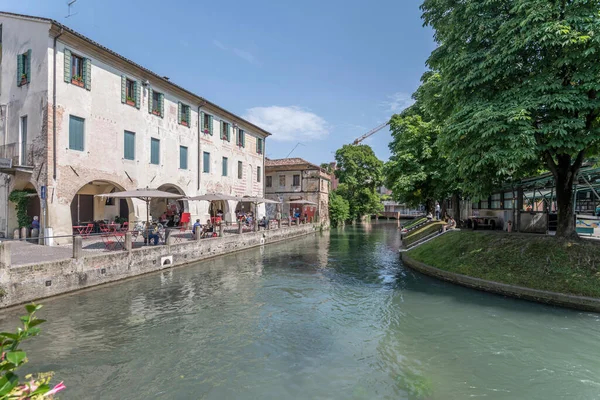 Treviso Italië Mei 2023 Stadsgezicht Met Mensen Ontspannen Het Eiland — Stockfoto