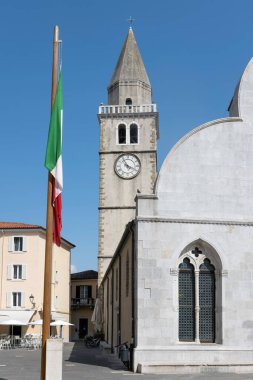 Santi Giovanni ve Paolo Kilisesi 'nin çan kulesiyle şehir manzarası. Muggia, Trieste, Friuli, İtalya' da parlak bir ışık altında çekildi.