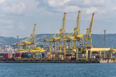TRIESTE, ITALY - 29 Mayıs 2023: Rıhtımda sıralanmış büyük vinçler ve konteynırlarla şehir manzarası, 29 Mayıs 2023 'te Trieste, Friuli, İtalya