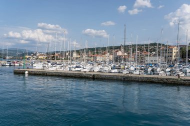 MUGGIA, ITALY - 29 Mayıs 2023: Eğlence limanı ve tarihi köy manzarası, 29 Mayıs 2023 'te Muggia, Friuli, İtalya' da çekildi.