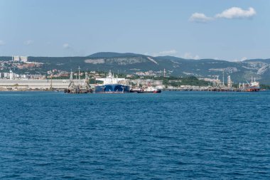 TRIESTE, ITALY - 29 Mayıs 2023: Boru hattı terminaline demirlemiş oli tankerli şehir manzarası, 29 Mayıs 2023 'te Trieste, Friuli, İtalya