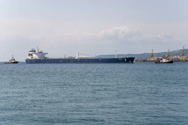 Trieste Italien Mai 2023 Stadtbild Mit Schleppern Die Einen Öltanker — Stockfoto