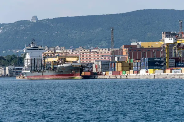 Trieste Italien Mai 2023 Stadtbild Mit Frachtschiff Und Containern Kai — Stockfoto