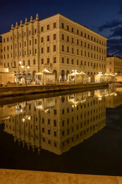 Trieste Włochy Maja 2023 Pejzaż Miejski Monumentalnym Budynkiem Odbijającym Się — Zdjęcie stockowe
