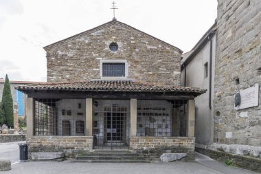 Assunta kilise cephesi, Trieste, Friuli, İtalya 'da parlak bir ışık altında çekildi.