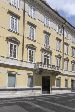 Teresiano bölgesindeki anıtsal yapıya sahip şehir manzarası, Trieste, Friuli, İtalya 'da parlak bir ışık altında çekildi.