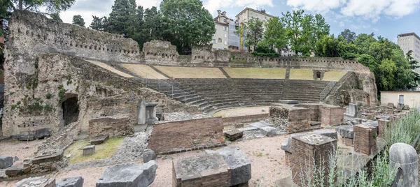 Stadsbild Med Ruiner Romersk Amfiteater Skjuten Starkt Ljus Trieste Friuli — Stockfoto