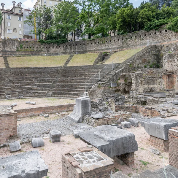 Stadsgezicht Met Ruïnes Van Romeinse Amfitheaterlagen Opgenomen Fel Licht Triëst — Stockfoto