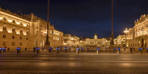 意大利Trieste 2023年5月30日 2023年5月30日晚在意大利弗留利州的里雅斯特拍摄的全景城市景观 其建筑为意大利广场上的开明纪念碑 — 图库照片