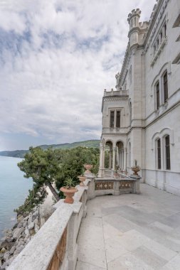 Miramare Kalesi batı tarafında, Trieste, Friuli, İtalya 'da parlak bir ışıkla çekildi.