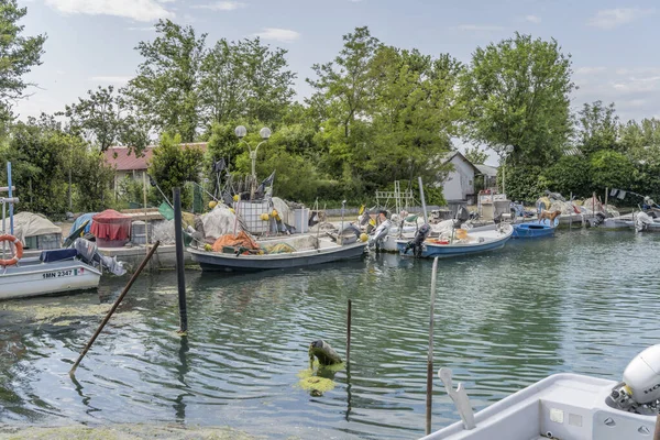 Grado Italy June 2023 2023年5月31日在意大利弗留利州戈里齐亚的格拉多 Grado 一艘小港口的渔船和船上的钓具被强光射中 — 图库照片