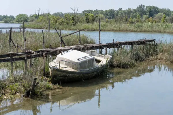 Landschaft Mit Gestrandetem Boot Einem Heruntergekommenen Pier Ufer Des Quaranta — Stockfoto