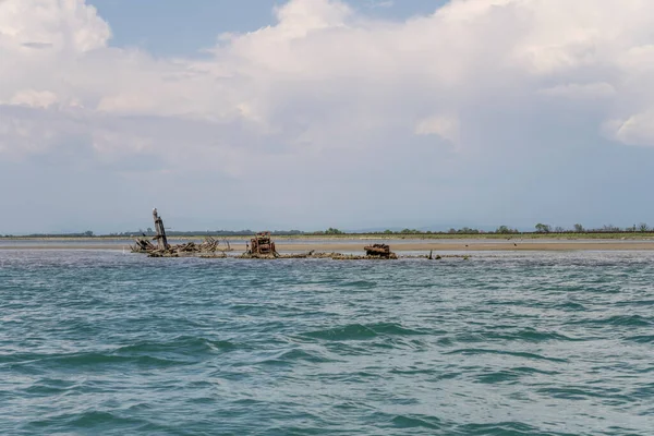 ラグーンの塩沼で難破船の遺跡と風景 グレードで水から明るい光で撮影 ゴリツィア フリウリ イタリア — ストック写真