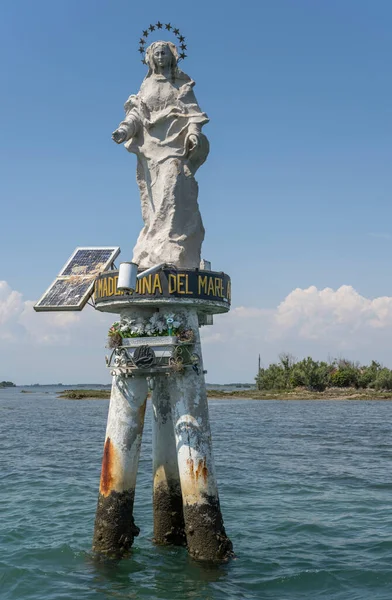 Votivstatue Der Muttergottes Auf Briccola Pfählen Der Lagune Aufgenommen Hellen — Stockfoto